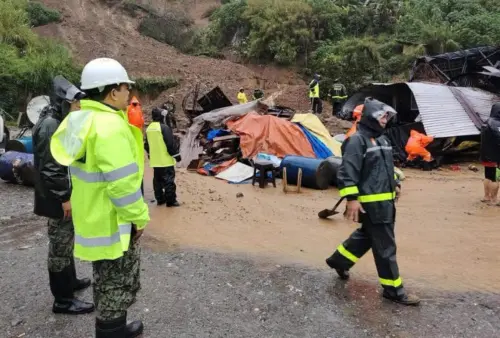 鯨魚颱風「軟腳」仍具威力！挾風雨吹襲菲律賓　土石流至少釀6死