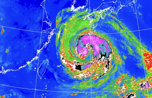 ▲白海豚颱風周日上午（8月9日）最靠近台灣，路徑仍有變數，暴風圈不排除擦過北台灣。（圖／中央氣象署cwa.gov.tw）