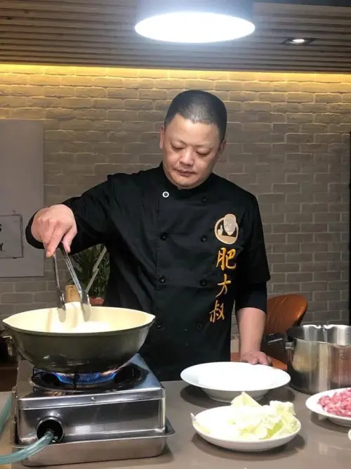 ▲肥大叔是擁有97萬粉絲的知名料理網紅，親民形象深受許多網友喜愛。（圖／肥大叔臉書）
