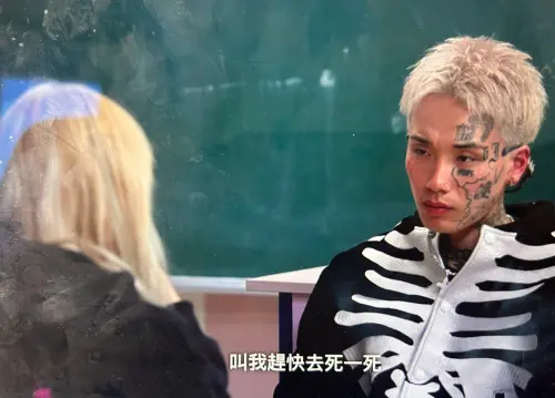▲小泰安慰小瑪莉，沒想到最後卻傷害她，被其他女嘉賓訓了一頓。（圖／翻攝自Netflix）