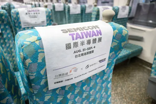▲台灣高鐵與SEMI國際半導體產業協會合作專屬頭靠墊。（圖／台灣高鐵提供）