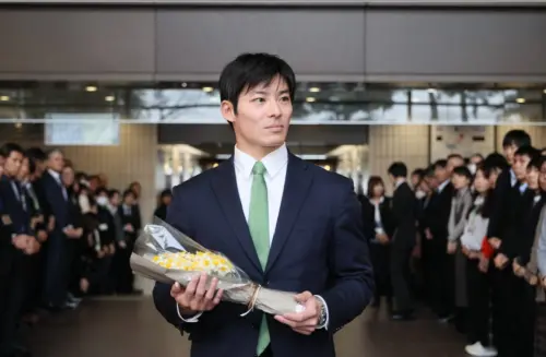 日35歲最年輕帥知事顏值炸裂！全網淪陷：這才是甘願繳稅的美感