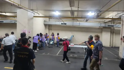 ▲高雄市2026城鎮韌性(防空)演習各場所管理單位引導民眾迅速進入防空疏散避難設施或依現場指示避難，整體演練秩序良好。（圖／高市警局提供）