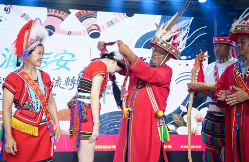▲河智媛首度穿上台灣原住民族服飾亮相，並在記者會上以中文自我介紹「阿美公主」，吉安頭目聯誼會會長陳進富(右)為河智媛戴上情人袋。（圖／主辦單位提供）