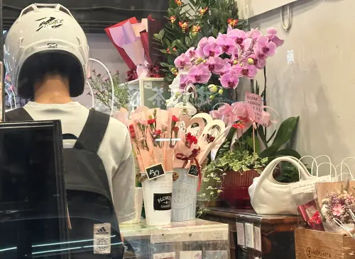 ▲花束底部都會附上保水袋，方便民眾取花送禮，一般可維持約2至3天的最佳觀賞期。（圖／記者鍾怡婷攝）