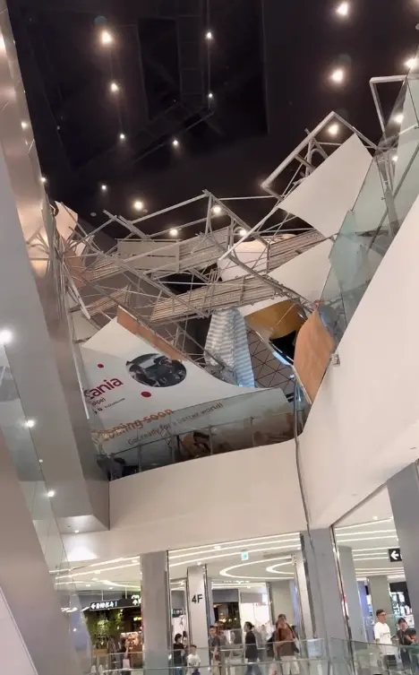 ▲▼南港LaLaport驚傳施工物砸落，現場民眾在社群平台分享相關狀況，有人驚呼「是什麼東西掉下來」，也有人表示疑似看到施工鷹架從5樓掉到3樓，事故發生當下引發不小騷動。（圖／翻攝自Threads@_kaozh）