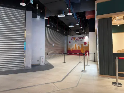 ▲▼台北南港LaLaport施工物掉落，事發後現場人員隨即進行處理，目前相關區域已暫時封鎖，避免民眾靠近。（圖／記者張家瑋攝）