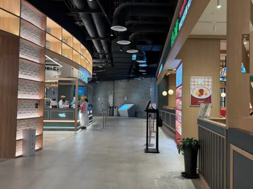 ▲業者已將施工物掉落地點的鐵門拉起，周遭店家仍正常營業。（圖／記者張家瑋攝）