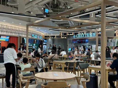▲南港LaLaport位於5樓的意外發生後，目前一旁的美食街顧客仍正常用餐。（圖／記者張家瑋攝）