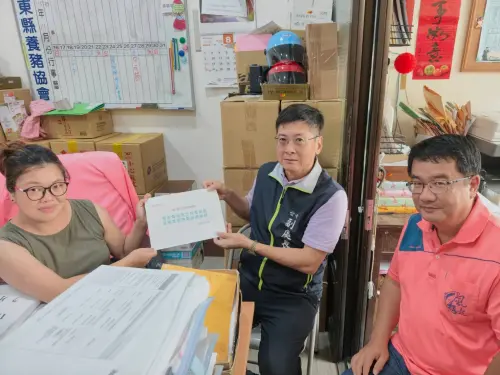 ▲台電屏東區處拜訪屏東縣養豬協會，宣導颱風季節自備電力設備檢修及用電安全。（圖／台電屏東區提供）