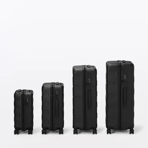 ▲無印良品新款「四輪硬殼止滑拉桿箱」提供20L（約17吋）、36L（約20吋）、75L（約27吋）及105L（約29吋）四款尺寸。（圖／無印良品提供）
