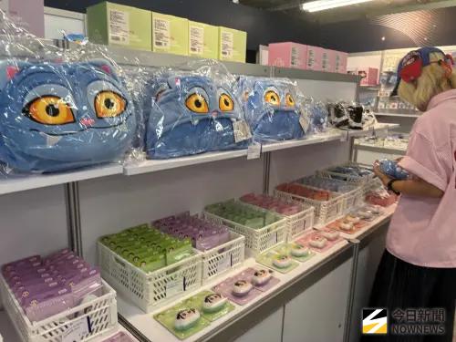 ▲台中快閃店匯集超過百款官方限定週邊與服飾，滿足不同世代粉絲的收藏需求。(圖／記者金武鳳攝，2026.8.7)