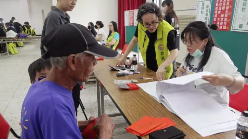 ▲花蓮縣瑞穗鄉每人 3,000 元振興金正於社區活動中心進行巡迴發放，提醒符合資格的鄉親注意各階段領取期限。（圖／花蓮縣瑞穗鄉公所提供）