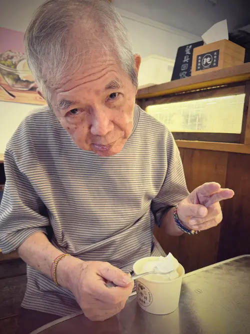 ▲苗可麗的爸爸高齡85歲，罹患帕金森氏症逾10年。（圖／翻攝自苗可麗臉書）