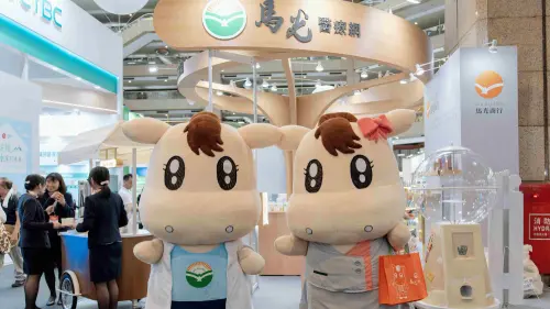▲馬光吉祥物「馬寶」與「馬妞」驚喜現身展場，與民眾熱情互動、開心合影。（圖／馬光中醫提供）