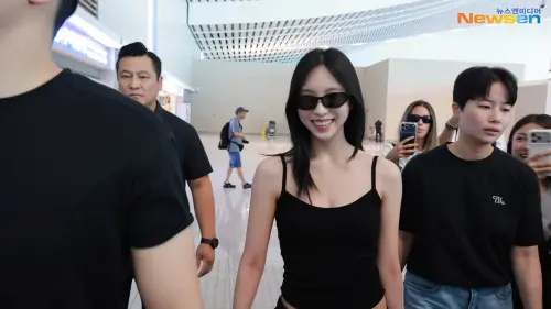 Mina來台灣了！戴墨鏡穿細肩背心辣秀好身材　一路收信心情超好