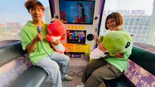 ▲K歌摩天輪可在專屬車廂點唱熟悉歌曲。（圖／義大世界購物廣場提供）