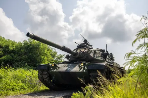 ▲M60A3戰車執行警戒，掩護後續部隊進入廠區，驗證關鍵基礎設施遭受威脅時的處置效能。（圖／記者莊全成翻攝）