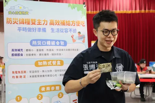▲ 張博洋與現場民眾一同實際體驗物資配售及加熱調理包。（圖／高雄市議員張博洋提供）