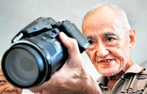68歲退休伯練成「狙擊手」！砸2萬買長焦相機專拍違停、亂丟垃圾
