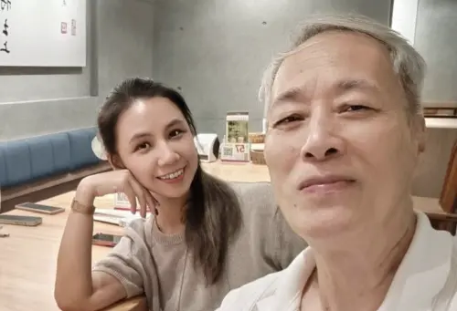 ▲姜厚任（右）認愛相差24歲的小女友童芯（左），女方被爆出疑似當過小三、學歷也查不出來。（圖／翻攝自陳苡孋臉書）