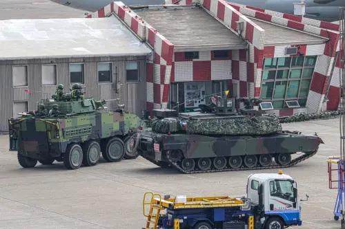 ▲漢光42號演習，M1A2T戰車和雲豹甲車進行火力部署，以防止桃園機場被敵軍佔領利用。（圖／IDF經國號粉專授權使用）