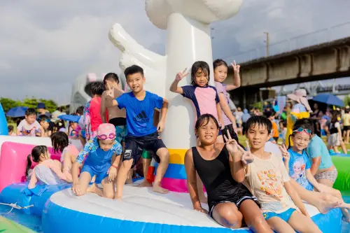 ▲高雄親子遊樂園區有暑假限定的氣墊水樂園等戶外設施。（圖／高雄市觀光局提供）