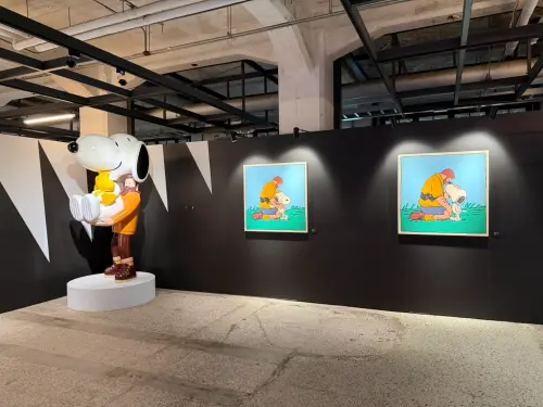 ▲展場內可看到史努比與人物互動的大型立體作品，旁邊也同步展出相關畫作。（圖／記者林若瑋攝）