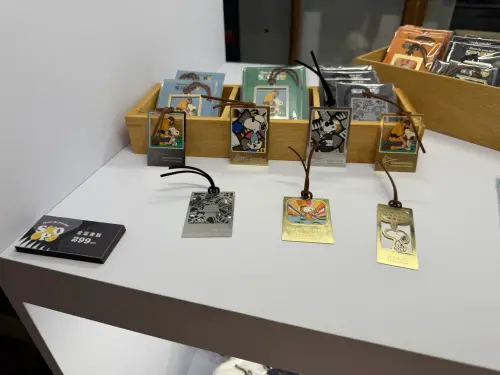 ▲金屬書籤將不同藝術版本的史努比縮小呈現，售價299元。（圖／記者林若瑋攝）