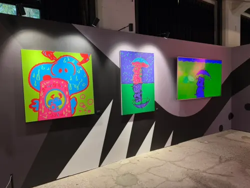 ▲展區內展出多件色彩鮮明的史努比藝術作品，呈現不同創作者的詮釋風格。（圖／記者林若瑋攝）