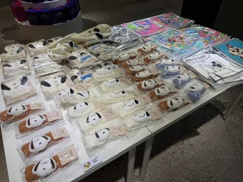▲史努比展商品區集結大量角色周邊，從毛巾、髮帶到造型小物都有，粉絲可以慢慢挖寶。（圖／記者林若瑋攝）