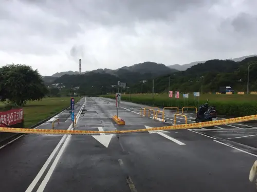 ▲高灘地停車場與越堤道已實施管制並拉起封鎖線，請車主儘速移車避免遭強制拖吊。（圖／新北市政府提供）
