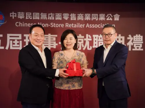 ▲董事長吳昕陽（圖右）當選，並在數位發展部數位產業署童明慧主任秘書（圖中）監交下，與第四屆理事長王令麟（圖左）完成交接。（圖／新光三越提供）