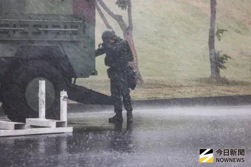 漢光42》記者撐傘躲雨！官兵冒雨搶修CM34　直擊教召員協同作戰