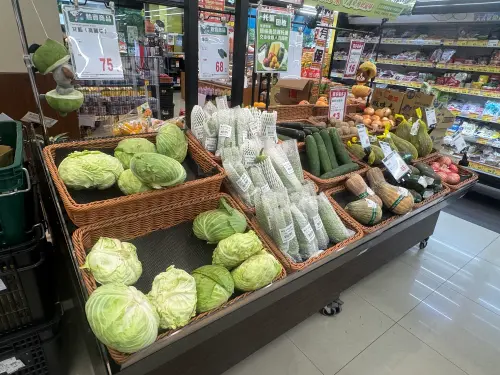 ▲貨架未見明顯缺貨情況，店員也持續在現場補貨。（圖／記者鍾怡婷攝）