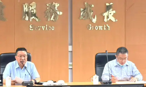 ▲台電公司鳳山區營業處處長黃明舜(左)說明該區處因應白海豚颱風來襲，投入防颱工作的情形。(圖／台電公司鳳山區營業處提供)