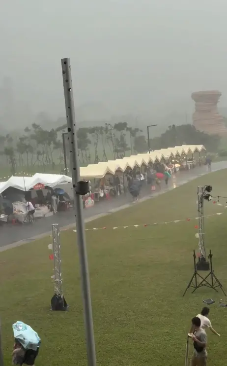 ▲▼不少基隆、台北及新北民眾表示，這波風雨呈現明顯的間歇性，前一分鐘可能還沒有明顯雨勢，短短幾十秒甚至1分鐘內，天氣卻突然轉為狂風暴雨。（圖／翻攝自Threads@adrienh418、@ty22035）