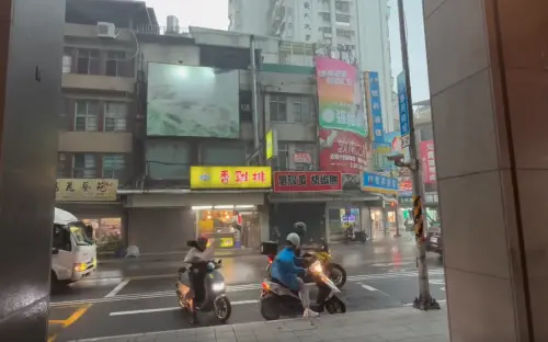 強風暴雨「機車被吹倒、基隆淹水」！北部有感：白海豚比巴威恐怖