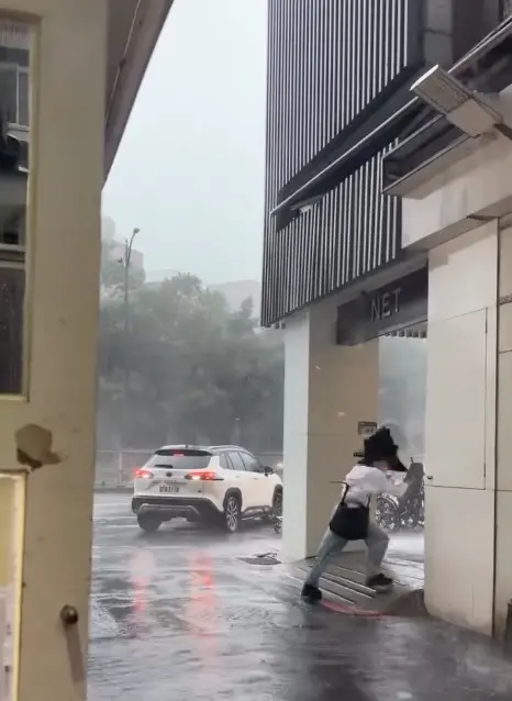 ▲▼北台灣受到白海豚颱風影響，風雨呈現短時間急遽增強型態，圖為台北市公館區（上）、板橋江子翠區（下）。（圖／翻攝自Threads@150._dafu、@heshen_luck）