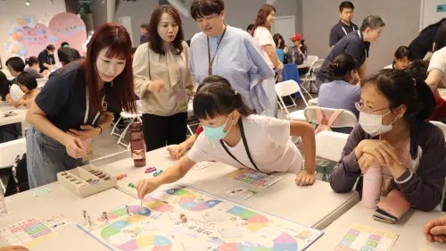 ▲「家．幸福城」桌遊玩法類似大家熟悉的大富翁，並特別加入了豐富的「生活事件卡」及「愛之語」。（圖／高市府教育局提供）