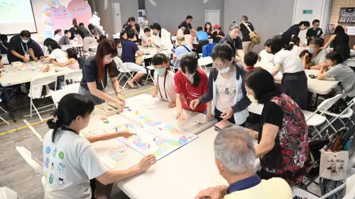 ▲首度公開發表原創家庭教育桌遊《家．幸福城》，吸引近百位祖孫、親子三代同堂熱情參與。（圖／高市府教育局提供）