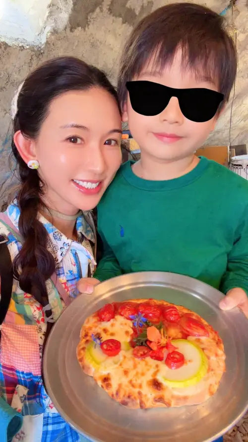 ▲▼4歲兒子親手做了Pizza送給爸爸AKIRA。（圖／林志玲Chiling Lin臉書）
