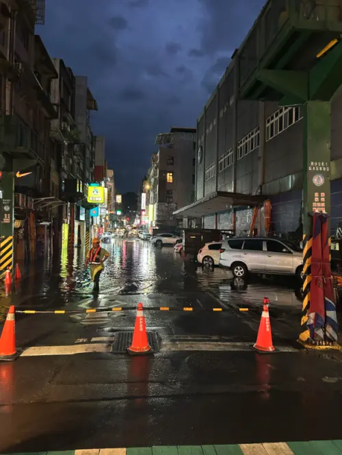 ▲基隆廟口夜市愛四路8日晚間出現嚴重積淹水。（圖／翻攝自Threads@__chanting_）