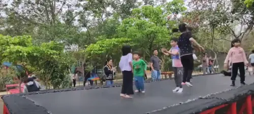 ▲野趣森林園內更設有全台最大的彈跳床，可同時容納十多人一起跳躍，絕對是高 CP 值的兒童放電天堂。
