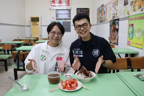 ▲掃街行程結束後，兩位紛紛化身美食導覽員，大方分享自己從小吃到大的私房名單，一同品嚐在地特色的傳統小吃。（圖／翻攝畫面）