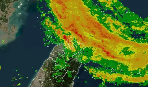 ▲白海豚颱風的外圍環流持續影響台灣，今（9）日午夜至清晨，北部出現的最大風力為8～10級，加上外圍螺旋雨帶的雨勢，算是相當有颱風天的感覺。（圖／台灣颱風論壇｜天氣特急﻿）