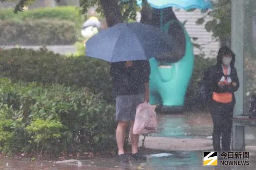 天氣／西南風增強！低壓帶接力抵達：大雨炸到下周　大台北飆36度
