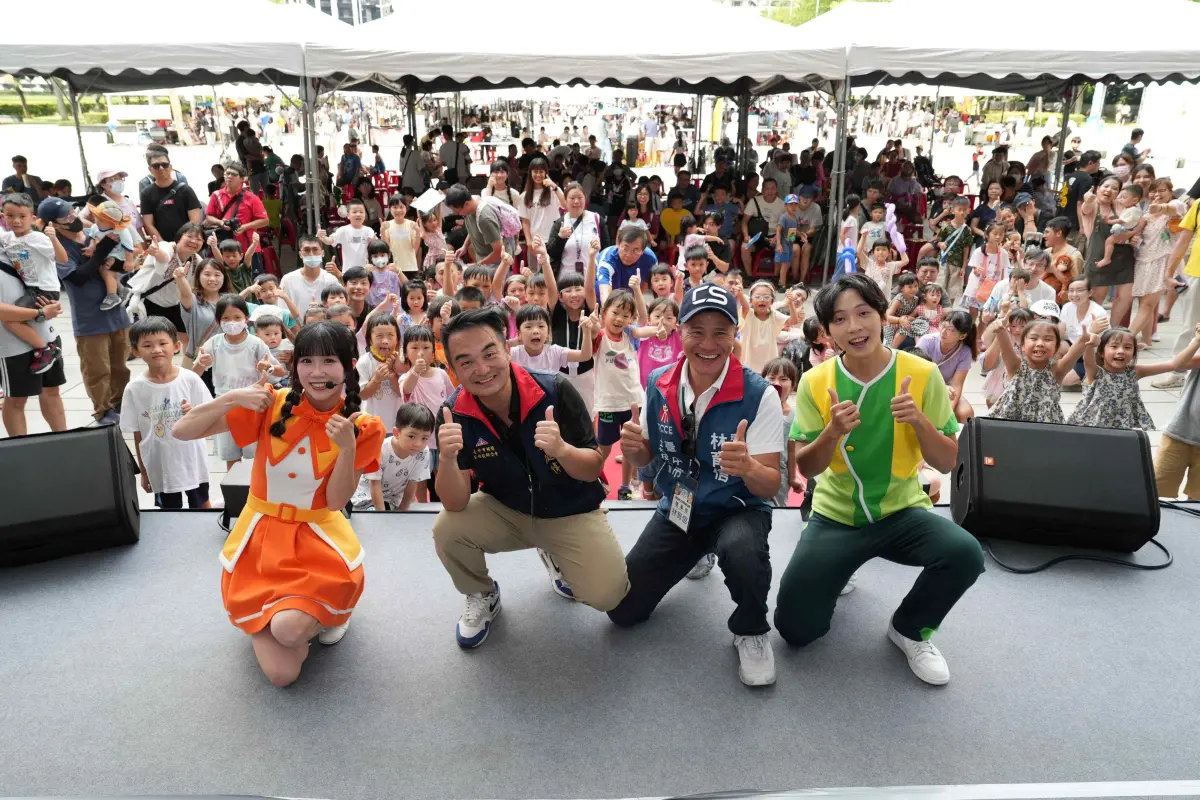▲「爸氣集合！出發工程冒險島」親子公益嘉年華，YOYO家族橘子姐姐與菠菜哥哥帶來精彩演出，親子同樂。（圖／主辦單位提供）
