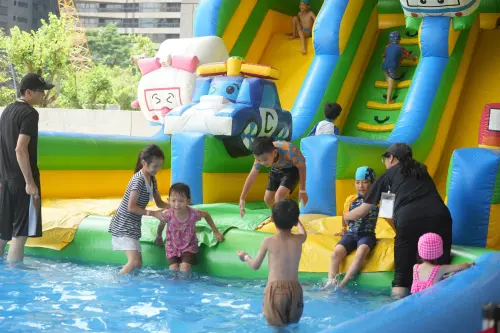 ▲「爸氣集合！出發工程冒險島」親子公益嘉年華，充氣水池冒險遊樂區大小朋友戲水樂翻了。（圖／主辦單位提供）