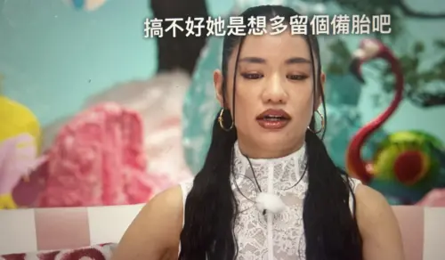 ▲Awich（如圖）一眼看出流瑠只是在找備胎。（圖／翻攝自Netflix）